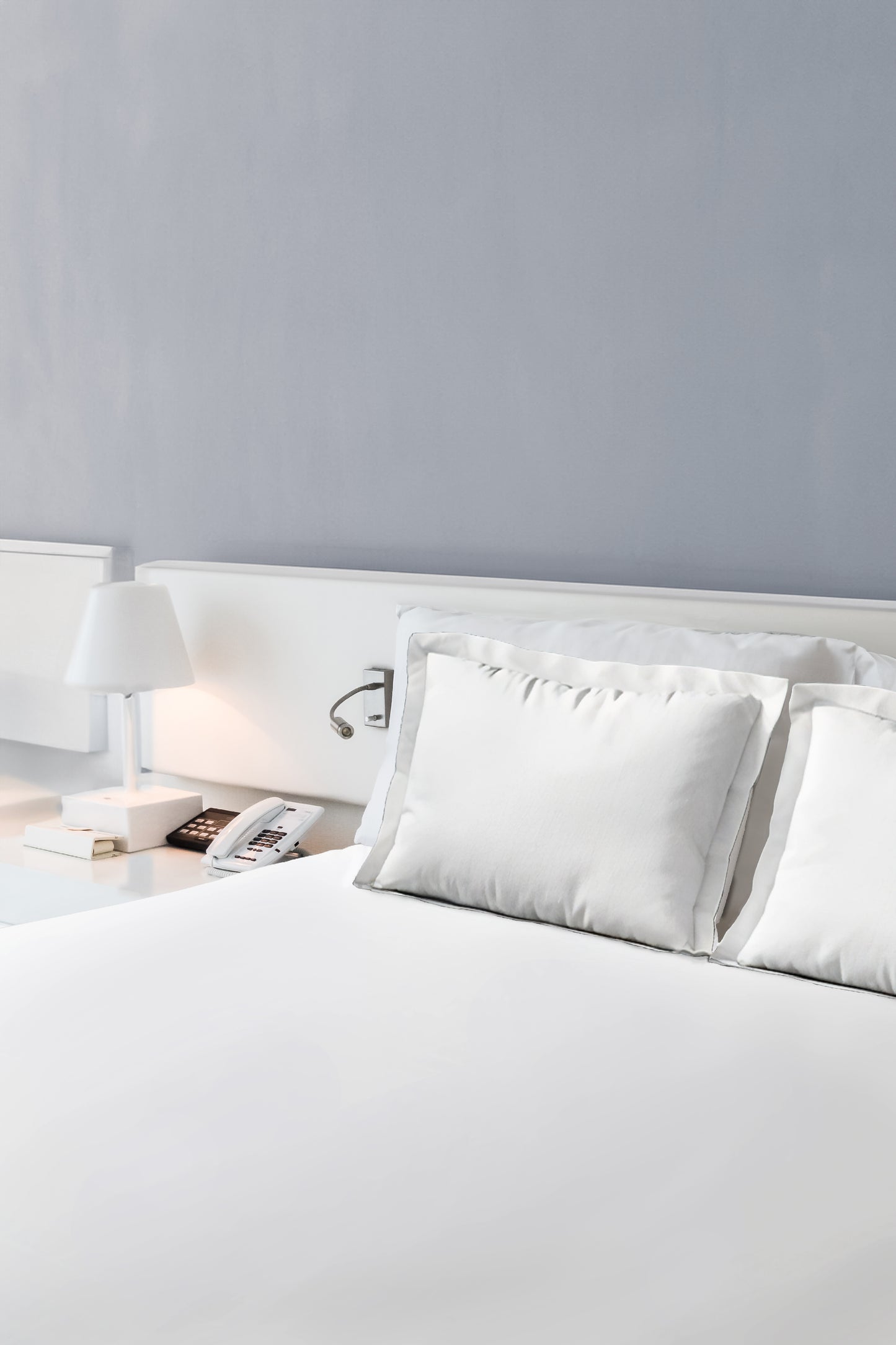 Alabaster Serenity bedsheet - white satin 300 TC cotton
Luxury white bedsheet with pillow covers - Cloud Comfort
300 thread count king size cotton satin bedsheet