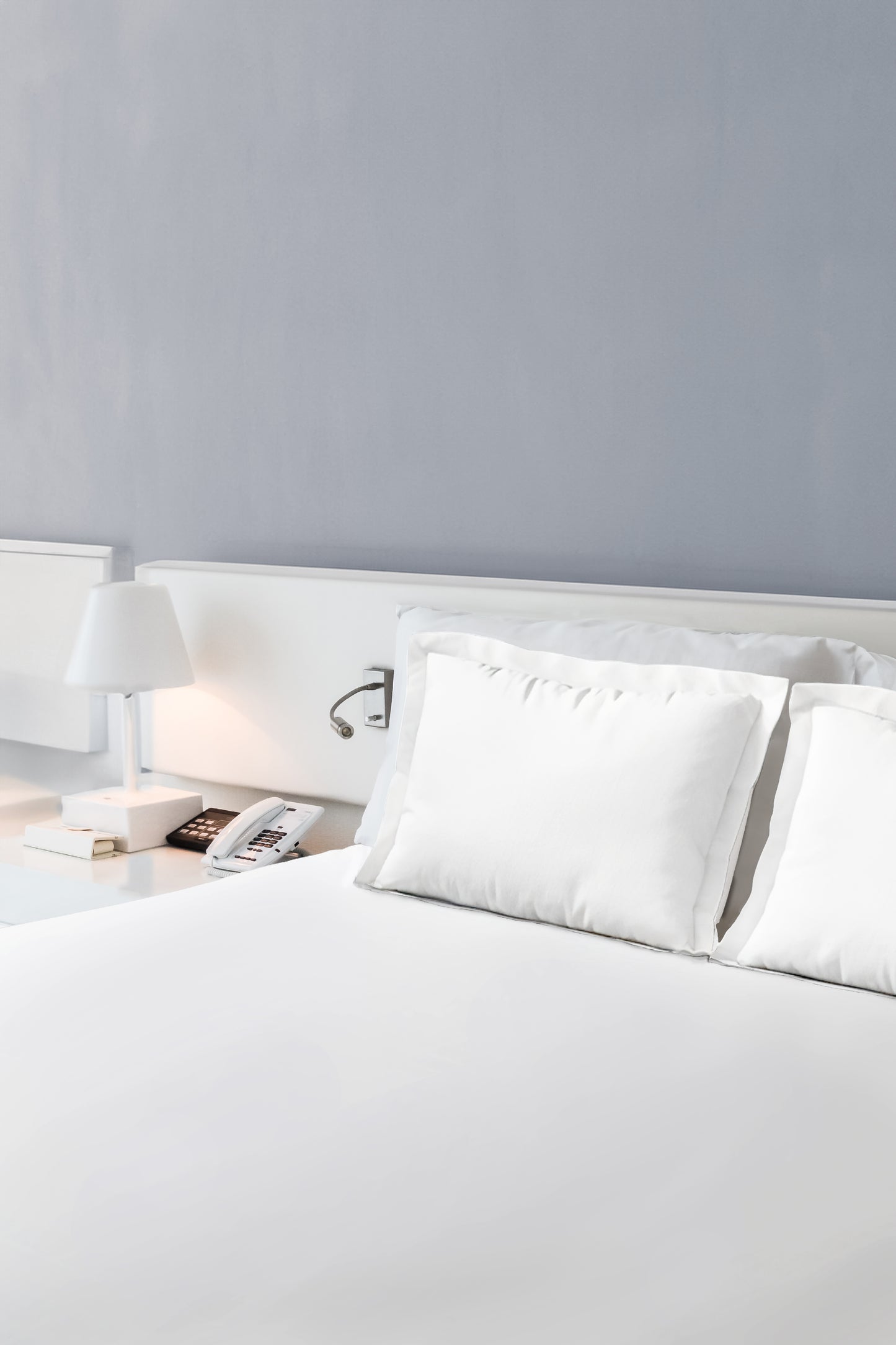 Crisp Cloud bedsheet - white percale cotton 200 TC
Cool breathable bedsheet - king size cotton percale
Minimalist white bedsheet by Cloud Comfort